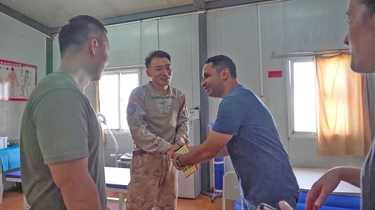 外國(guó)友人致謝。王軍杰攝