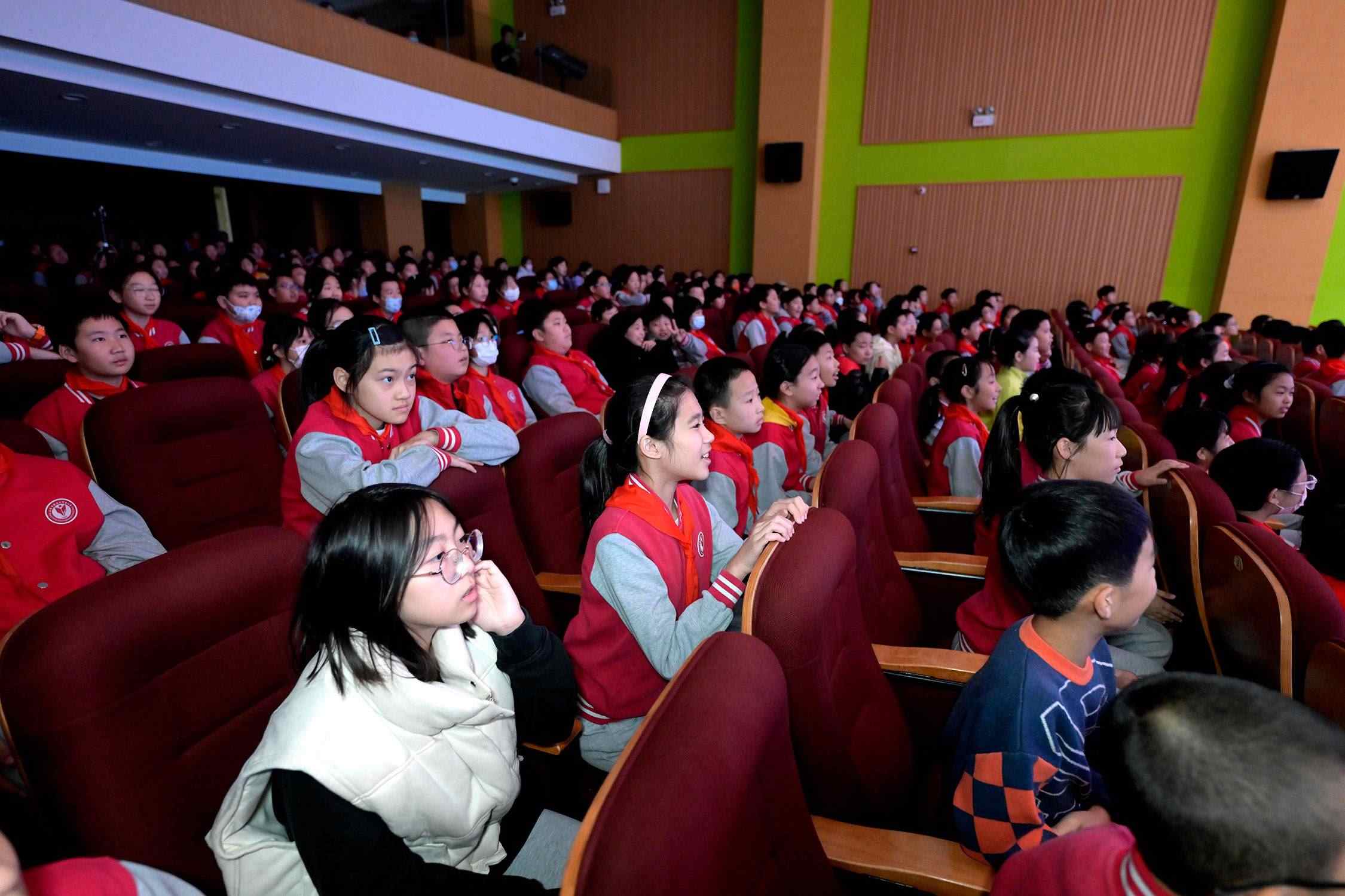 花校區(qū)學生現(xiàn)場歡呼照片。主辦方供圖