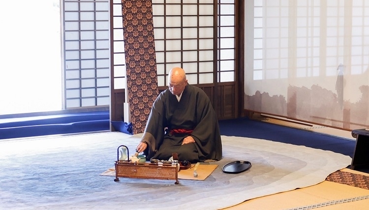 管長(zhǎng)近藤博道獻(xiàn)茶