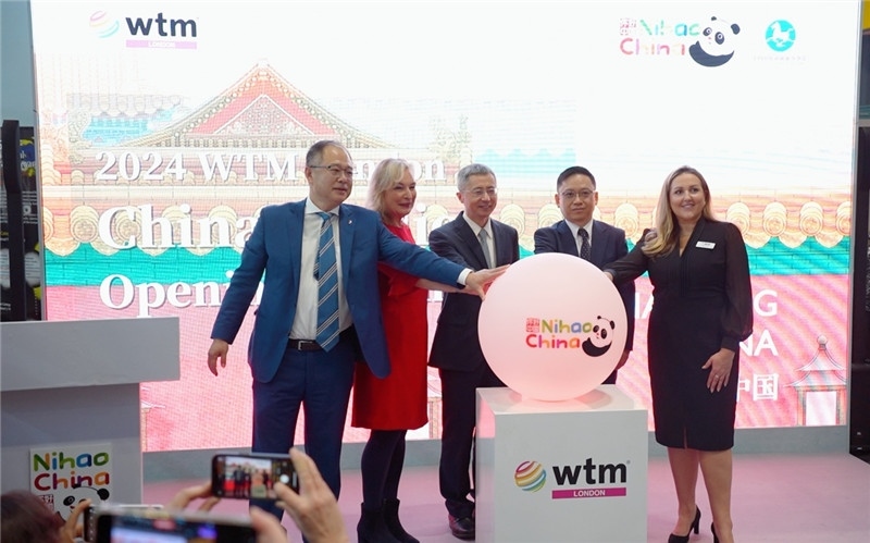 中外嘉賓為中國館開幕點(diǎn)亮水晶球。吳若鳴攝