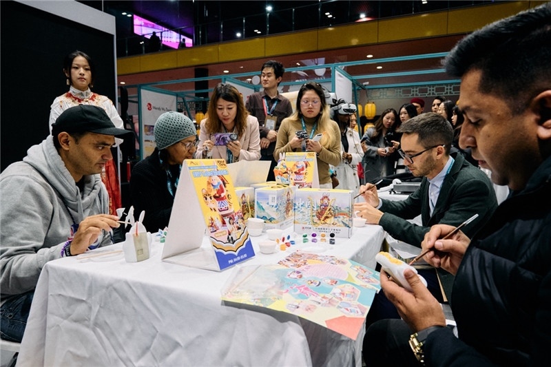 觀眾參加“兔兒爺”手工坊。楊浩鵬攝