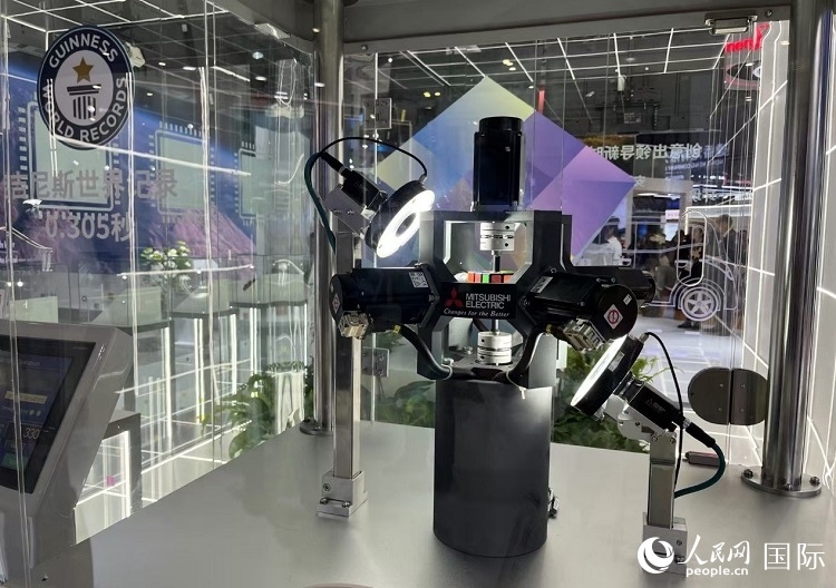 三菱電機開發(fā)的魔方機器人是吉尼斯世界紀(jì)錄保持者。人民網(wǎng)記者 陳思攝