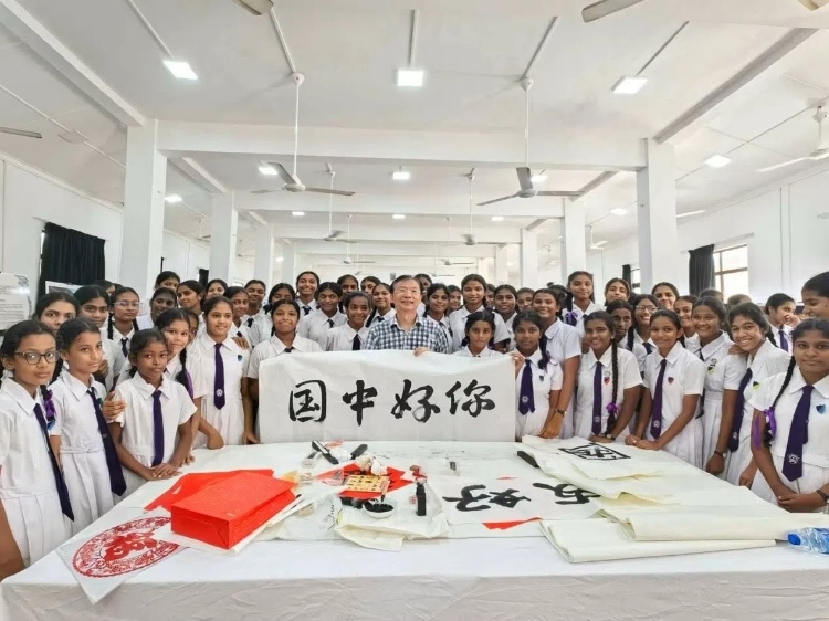 斯里蘭卡學(xué)生在系列活動中學(xué)習(xí)中國書法。圖片由主辦方提供