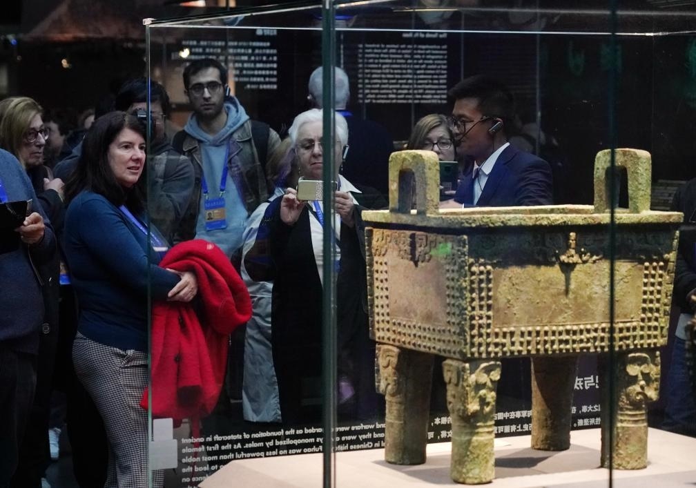 11月6日，中外嘉賓來到中國考古博物館參觀“考古與中華文明溯源展”。該展是本屆世界古典學(xué)大會推出的配套活動之一。新華社記者 張晨霖 攝