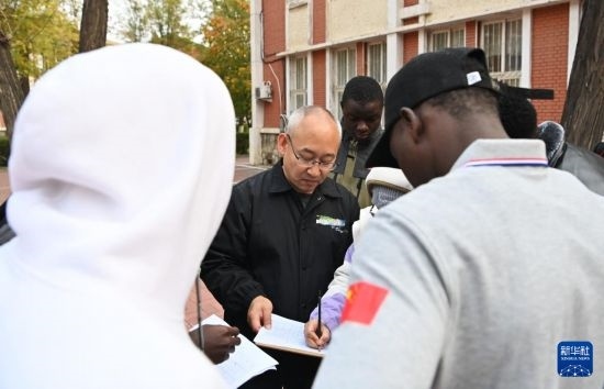 在天津鐵道職業(yè)技術(shù)學院，老師指導幾內(nèi)亞學員使用測距儀器（11月11日攝）。新華社記者 李然 攝