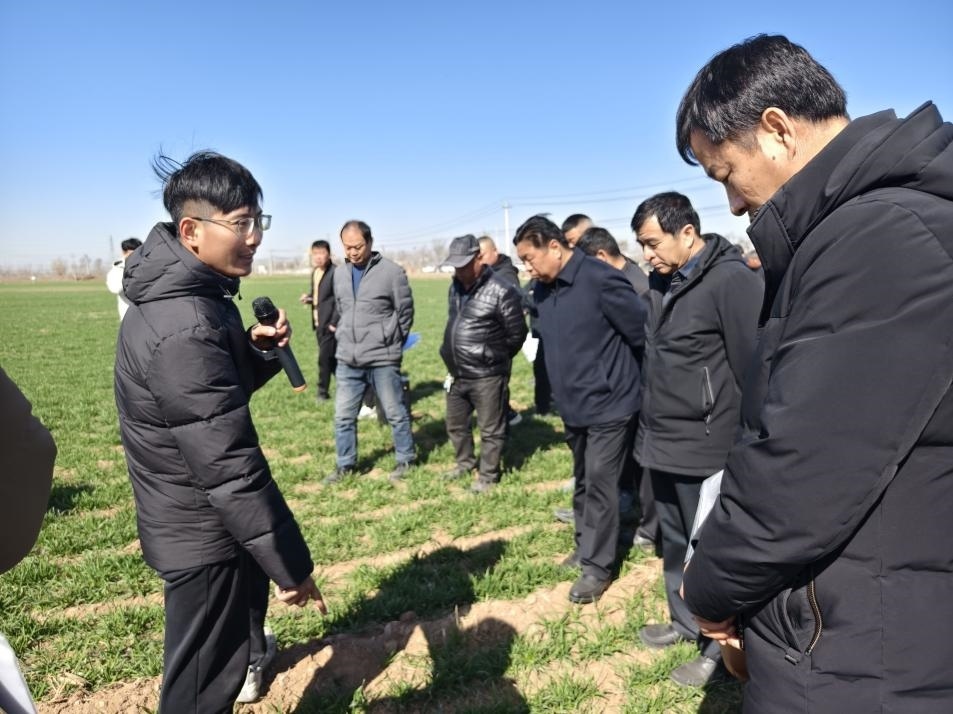 科技小院的“學(xué)生專家”（左一）。受訪者供圖