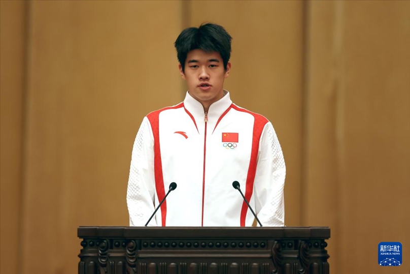 11月15日，游泳運(yùn)動員潘展樂在報(bào)告會上發(fā)言。新華社記者 李明 攝