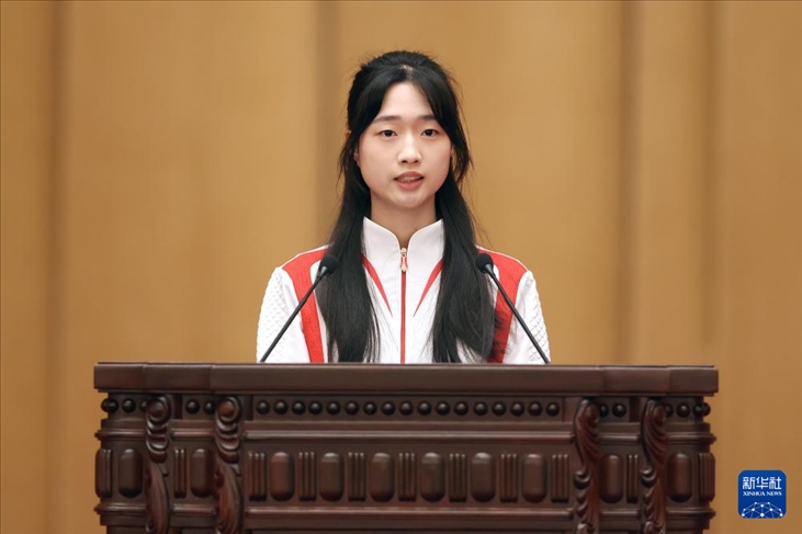 11月15日，射擊運(yùn)動員黃雨婷在報(bào)告會上發(fā)言。新華社記者 李明 攝