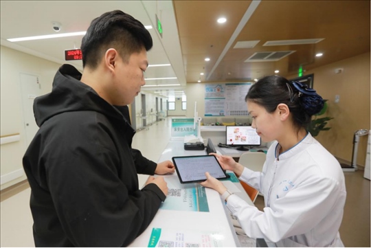 患者在護(hù)士站為家屬辦理床旁出院手續(xù)。圖片來(lái)源：山東第一醫(yī)科大學(xué)第二附屬醫(yī)院