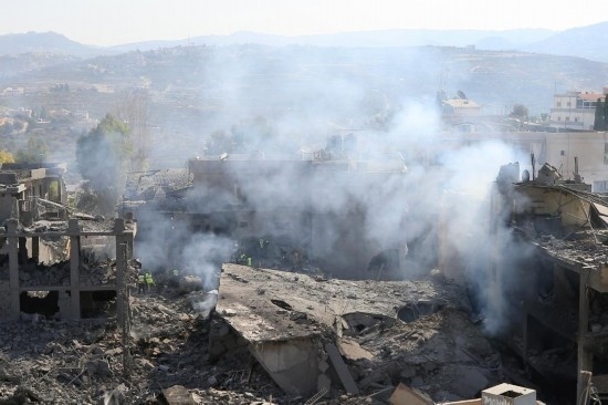 這是10月16日在黎巴嫩南部城鎮(zhèn)加納拍攝的遭摧毀的建筑。新華社發(fā)（阿里·哈希紹攝）