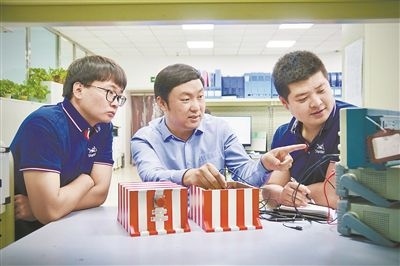 中北大學(xué)極端環(huán)境特種傳感與測試創(chuàng)新研究團(tuán)隊(duì)成員正在圍繞近期發(fā)射任務(wù)進(jìn)行產(chǎn)品研發(fā)。受訪單位供圖