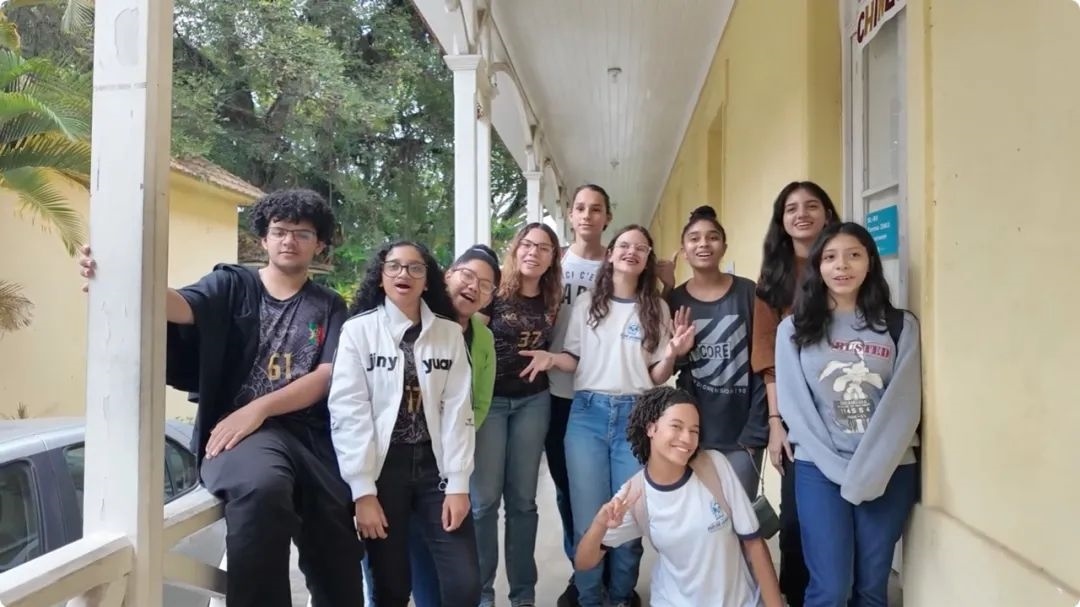 學(xué)生們用中文跟島叔問好。作者供圖