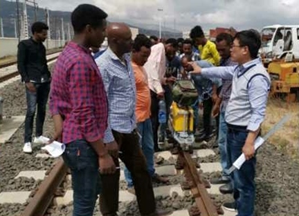 山東職業(yè)學院開展亞吉鐵路運營技術培訓。教育部職業(yè)教育與成人教育司供圖