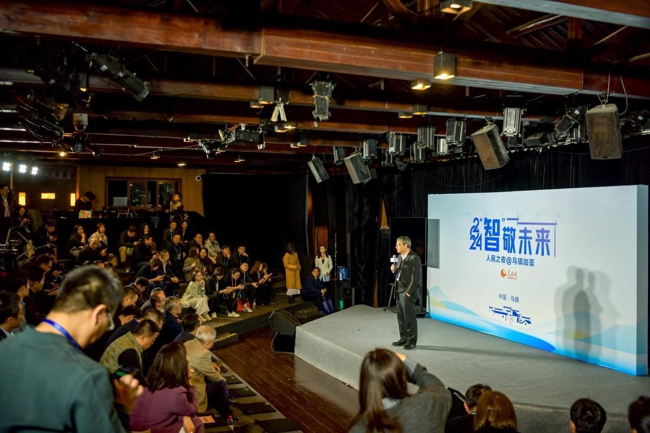 在開場環(huán)節(jié)，清華大學(xué)人工智能研究院常務(wù)副院長、教授孫茂松發(fā)言分享。人民網(wǎng)記者 任峰濤攝