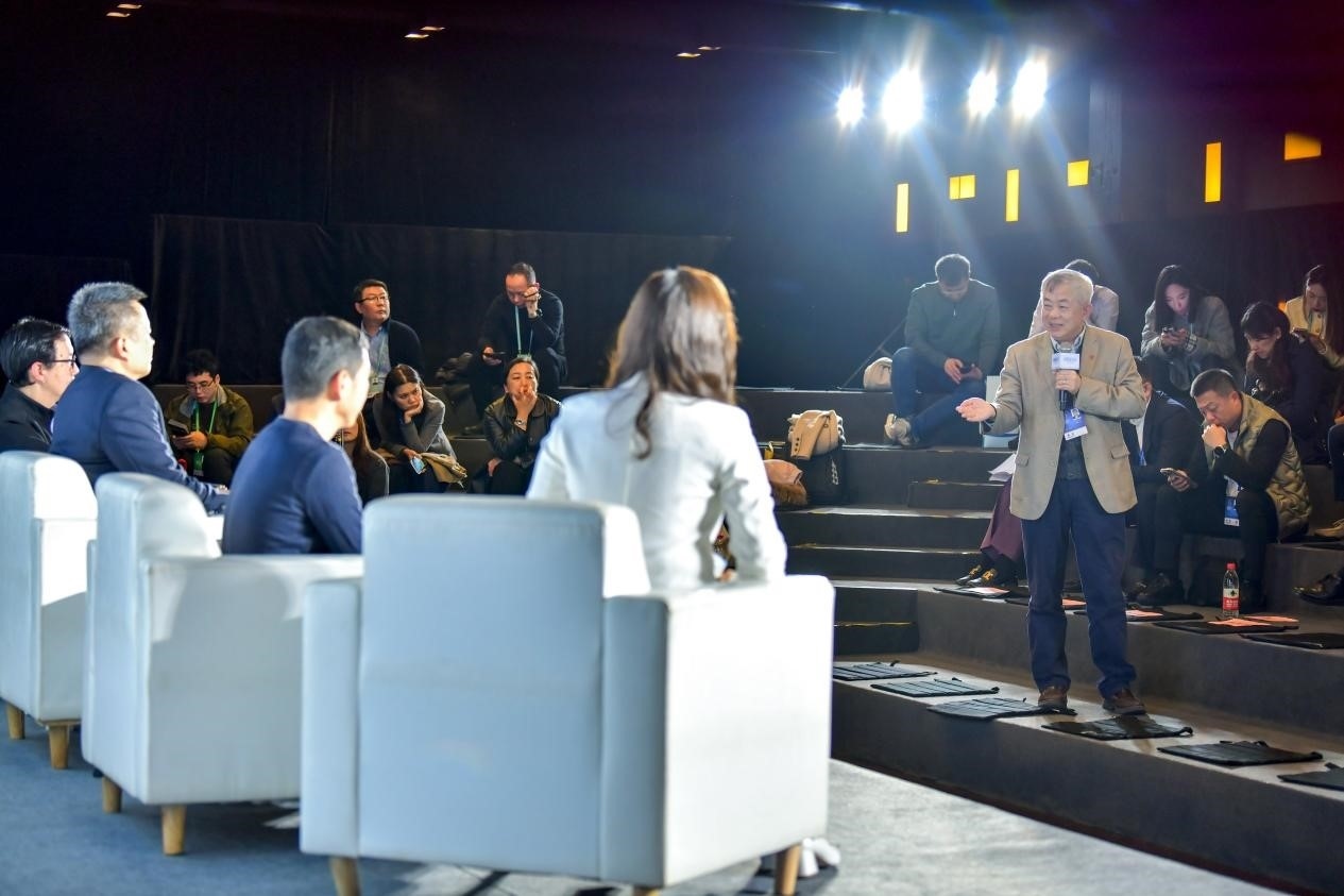 陳長汶教授與對話嘉賓現(xiàn)場互動。人民網(wǎng)記者 任峰濤攝