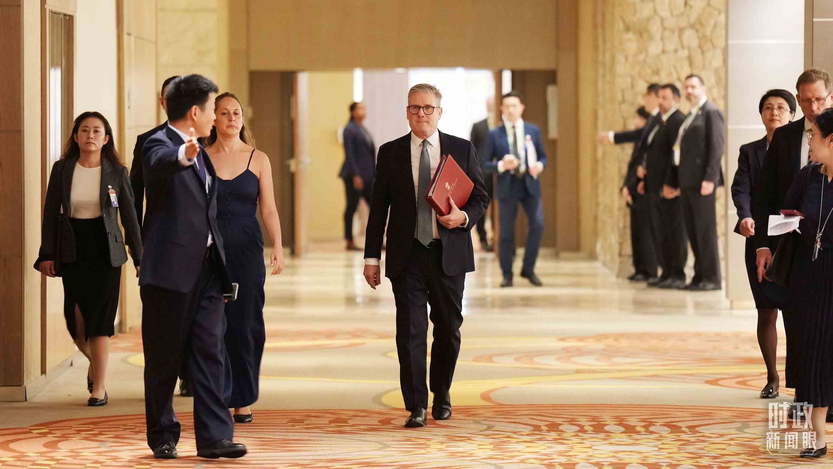 英國(guó)首相斯塔默抵達(dá)會(huì)見(jiàn)現(xiàn)場(chǎng)，這是他首次同習(xí)主席面對(duì)面交流。