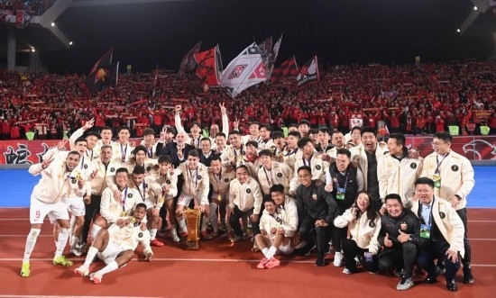 11月23日，上海海港隊(duì)成員在頒獎(jiǎng)儀式后與球迷合影。新華社記者 黃宗治 攝