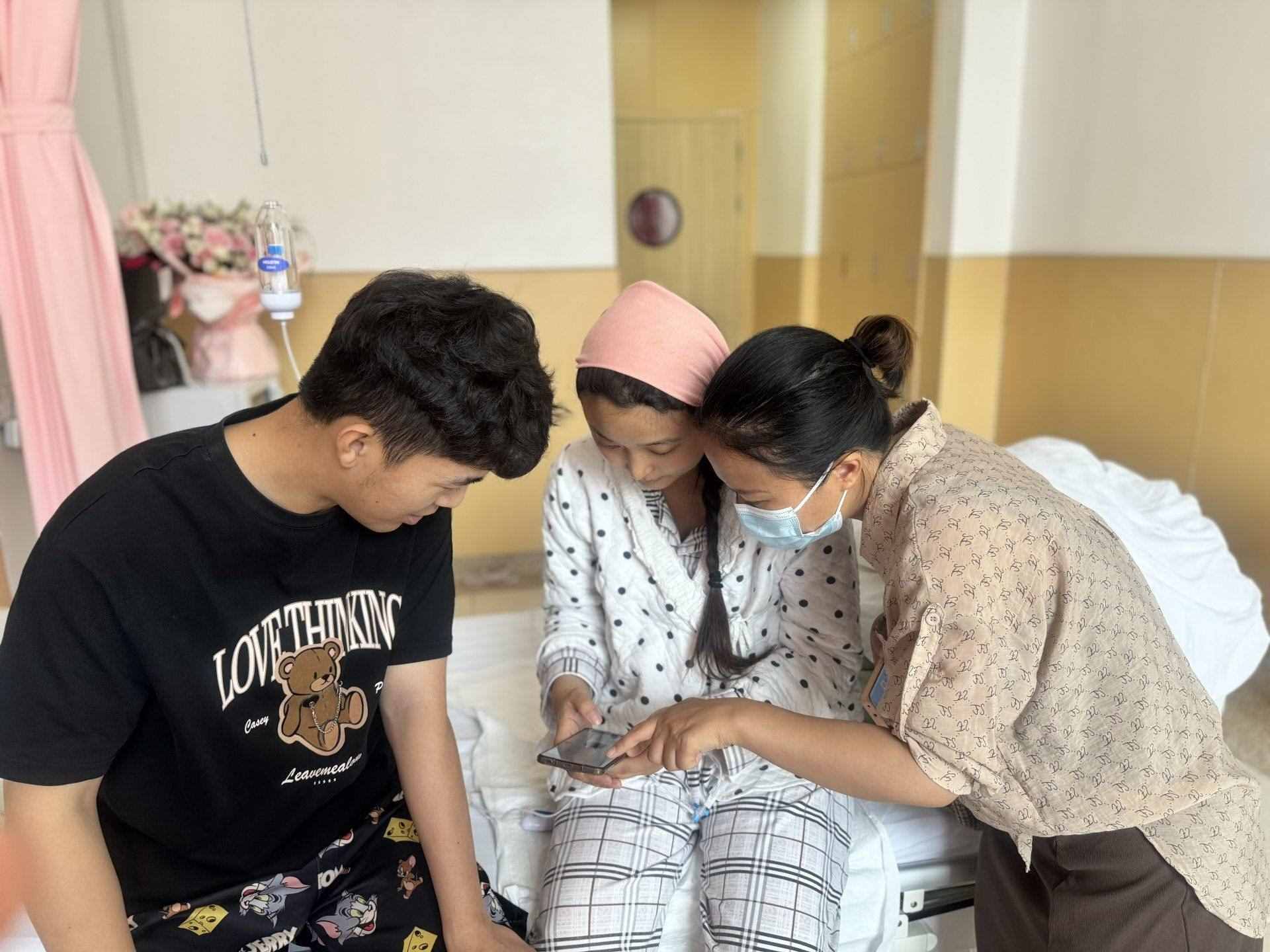 新生兒家庭通過手機(jī)辦理新生兒出生“一件事”。安徽省數(shù)據(jù)資源管理局供圖