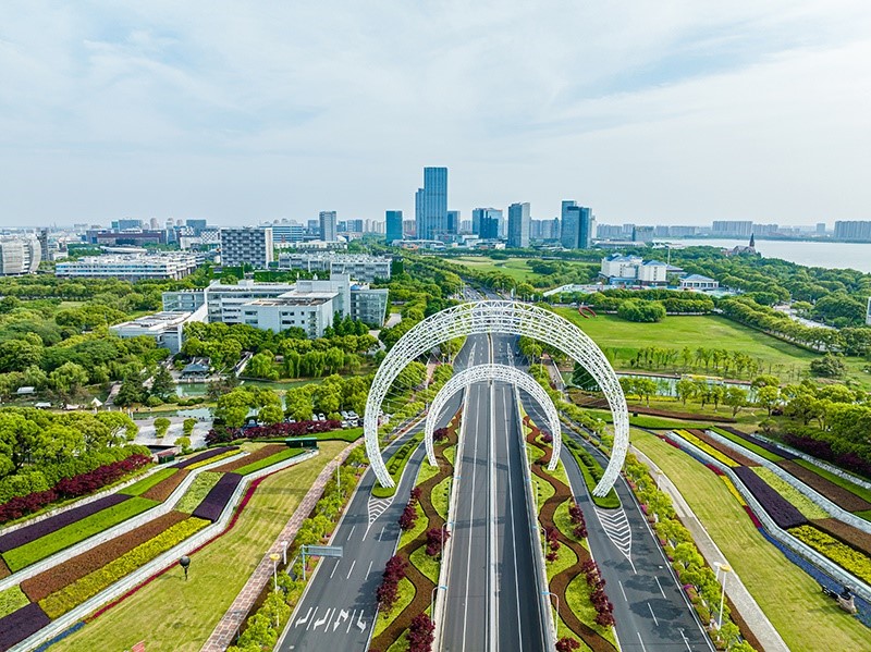 圖為蘇州工業(yè)園區(qū)星湖街鋼結(jié)構(gòu)雕塑。