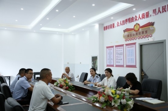 榕江縣稅務(wù)局在園區(qū)協(xié)商議事室協(xié)調(diào)解決企業(yè)訴求。黔東南州稅務(wù)局供圖