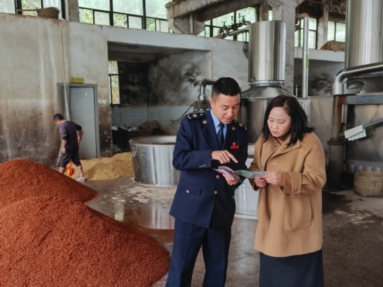 鎮(zhèn)遠縣稅務(wù)局在酒企宣傳調(diào)研。黔東南州稅務(wù)局供圖