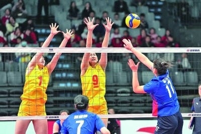 11月27日，山東隊(duì)球員李晨瑄（中）、李美君（左）在比賽中攔網(wǎng)。新華社發(fā)