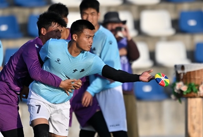 11月28日，花炮半決賽，廣西隊與海南隊展開激烈角逐。新華社記者 郭程攝