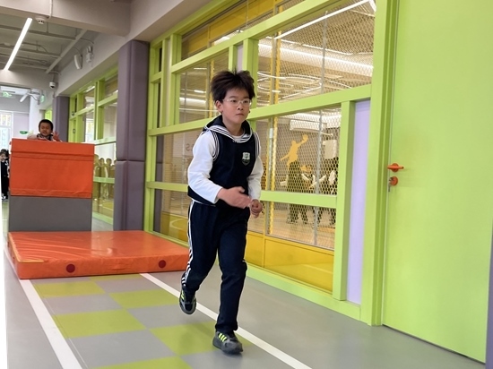 學(xué)生在南樓二層的體能教師訓(xùn)練。人民網(wǎng)記者孫競(jìng) 攝