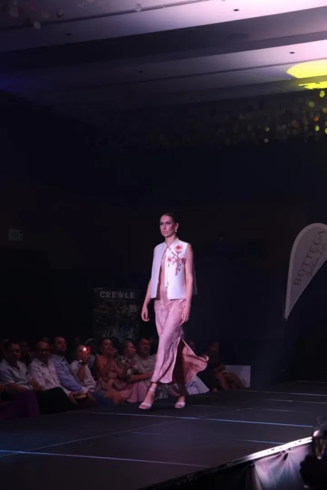 模特展示新中式禮服。顏李芳攝