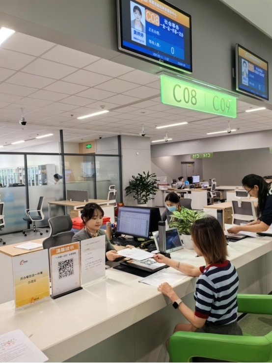 成都高新區(qū)“開(kāi)辦餐飲店一件事”服務(wù)窗口。成都市市場(chǎng)監(jiān)督管理局供圖