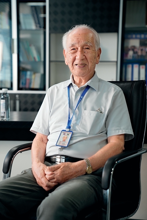 2024年8月，佐佐木俊一在深圳接受本刊記者采訪。