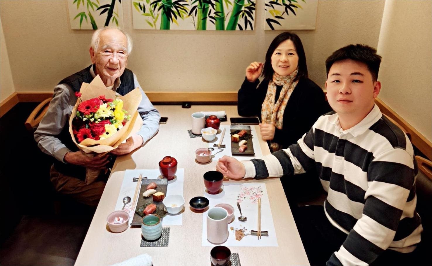 佐佐木俊一與彭林（中）、彭俊霖（右）在一起。