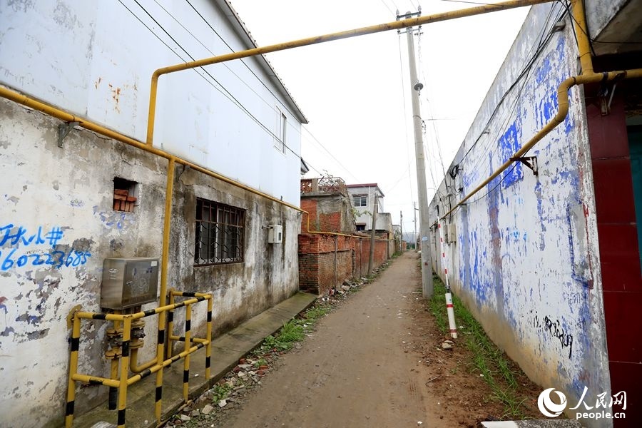 中燃公司在玉山鎮(zhèn)鋪設(shè)完工的燃?xì)夤芫W(wǎng)。人民網(wǎng)記者 慎志遠(yuǎn)攝