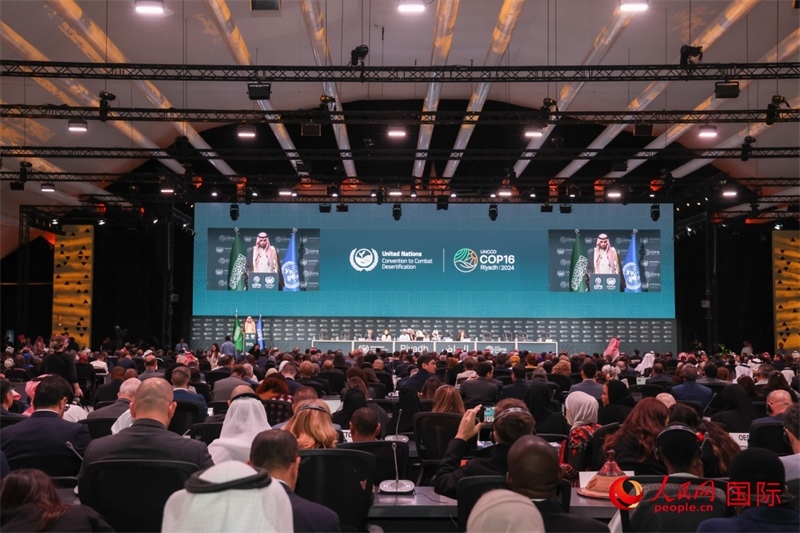 《聯合國防治荒漠化公約》第十六次締約方大會2日開幕。圖為開幕式現場。人民網記者任皓宇攝