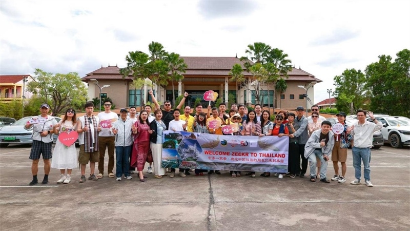 參與活動的中國游客與當(dāng)?shù)靥﹪撕嫌??；顒又鬓k方供圖