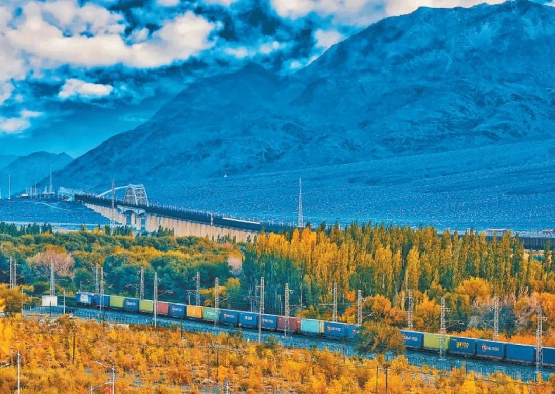 2013年，隨著共建“一帶一路”倡議提出，中歐班列應(yīng)運(yùn)而生。今年11月20日，第十萬(wàn)列中歐班列正式出境。截至目前，中歐班列累計(jì)運(yùn)送貨物超1100萬(wàn)標(biāo)箱、貨值超4200億美元，貨物品類(lèi)達(dá)53大類(lèi)5萬(wàn)余種。圖為中歐班列行駛在新疆烏魯木齊達(dá)坂城濕地。擺風(fēng)亮 攝（新華社發(fā)）