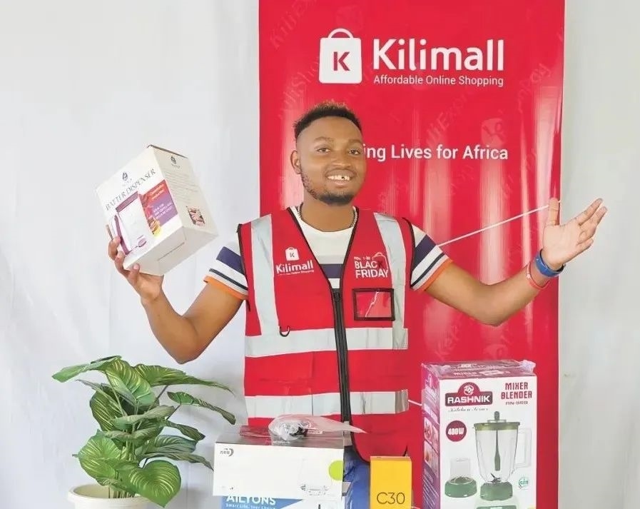 隨著“絲路電商”國(guó)際合作深入推進(jìn)，共建“一帶一路”國(guó)家雙多邊數(shù)字貿(mào)易規(guī)則對(duì)接不斷強(qiáng)化。借助“絲路電商”合作機(jī)制，肯尼亞主播迪克森·恩甘加在當(dāng)?shù)刂辈ж?。劉婉?攝（新華社發(fā)）