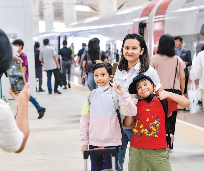 雅萬(wàn)高鐵是我國(guó)在境外完成全過(guò)程勘察設(shè)計(jì)建設(shè)的首個(gè)高鐵項(xiàng)目，于去年10月17日正式開(kāi)通運(yùn)營(yíng)，是中印尼共建“一帶一路”合作的典范。圖為乘客在和雅萬(wàn)高鐵動(dòng)車(chē)組合影留念。新華社記者 徐欽 攝