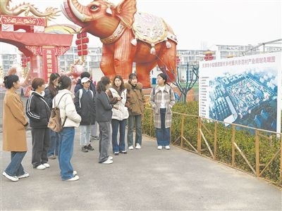 圖為南開大學(xué)“文旅融合創(chuàng)新與實(shí)踐”微專業(yè)學(xué)生正在調(diào)研。受訪者供圖