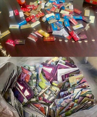 孩子們收集的煙卡、卡牌。受訪者供圖