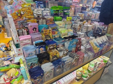 北京某文具店卡牌盲盒柜臺，未設(shè)相關(guān)提醒。人民網(wǎng)記者 黃鈺攝