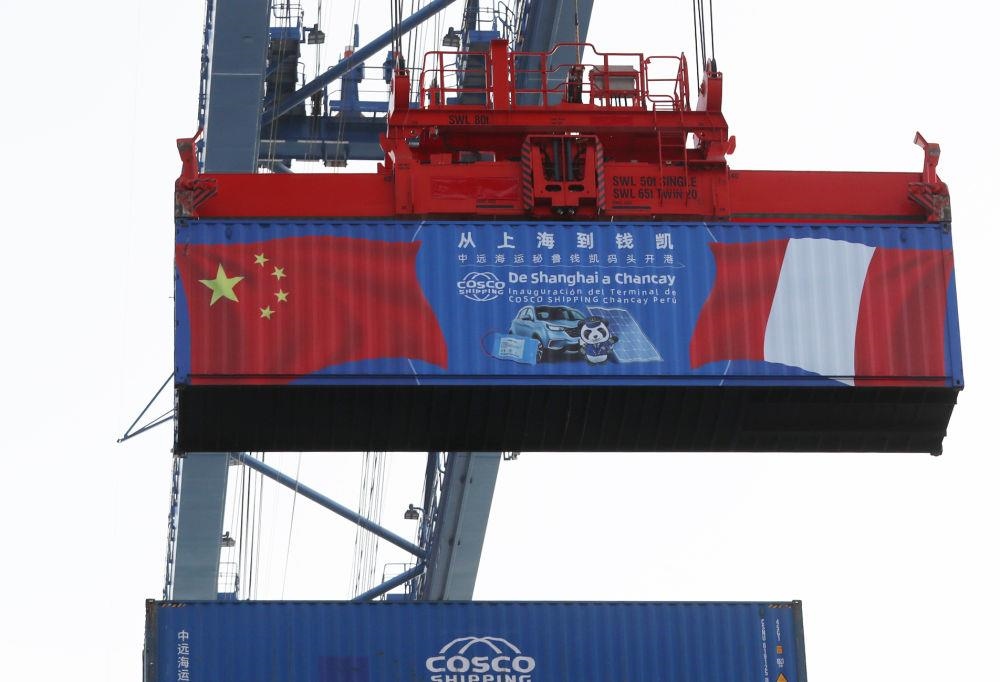 2024年11月14日，在秘魯首都利馬以北的錢凱港，岸邊智能化設(shè)備吊裝集裝箱。