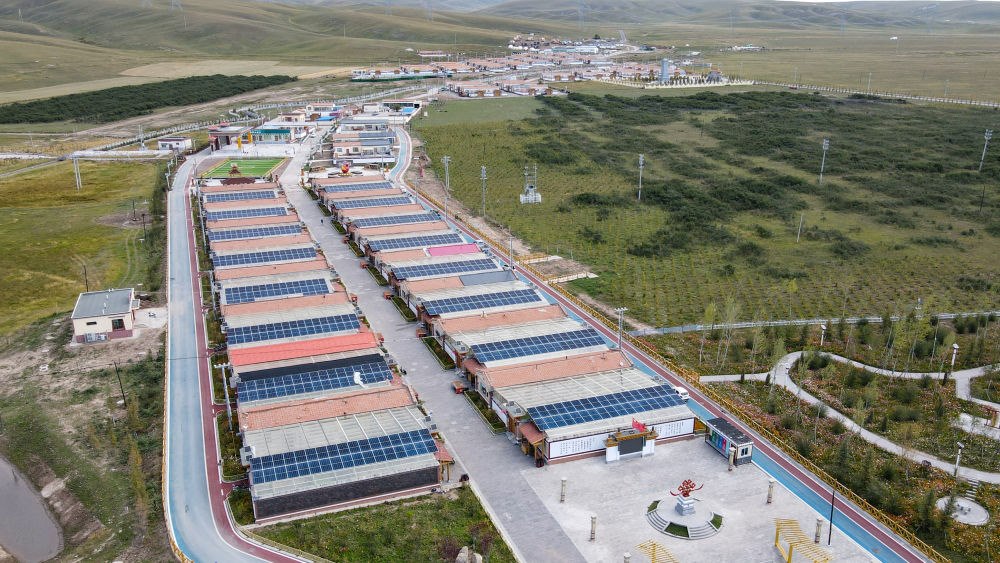 圖為9月24日拍攝的青海省海北藏族自治州剛察縣沙柳河鎮(zhèn)果洛藏貢麻村。（無人機(jī)照片）（潘彬彬 攝）