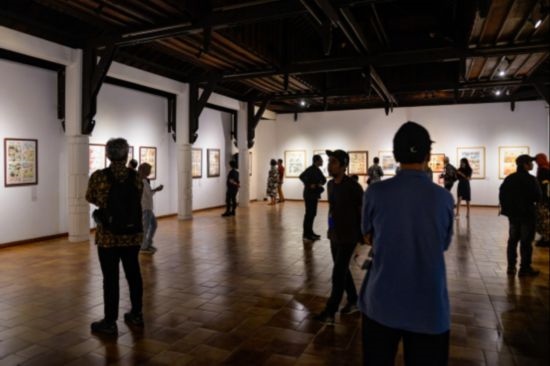 觀眾參觀“東盟-中國(guó)人文交流年”漫畫大賽展覽。記者 徐欽 攝