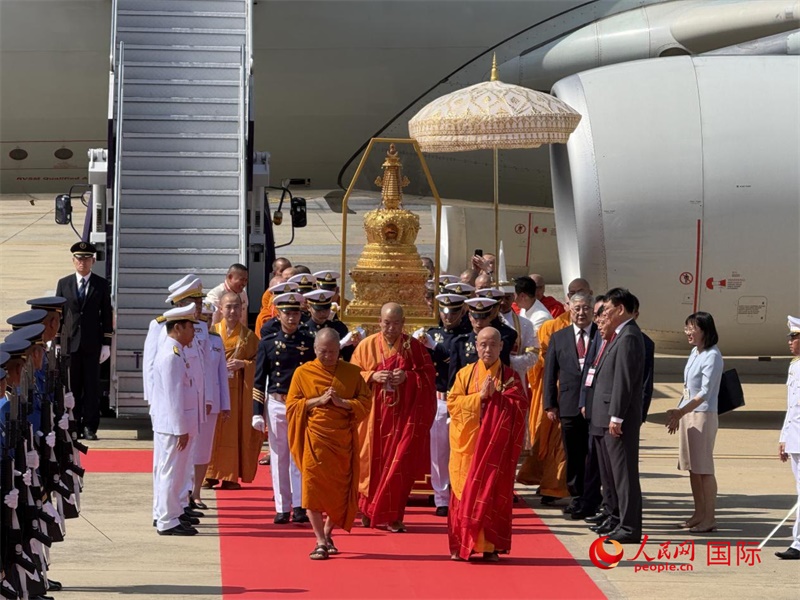 北京靈光寺佛牙舍利抵達泰國曼谷廊曼軍用機場。人民網(wǎng)記者章念生攝