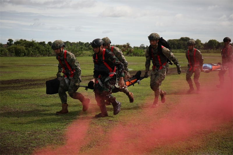 中印尼雙方空降兵隊員空降至指定地域后，迅速展開“傷病員”救治和轉(zhuǎn)移。段江山攝