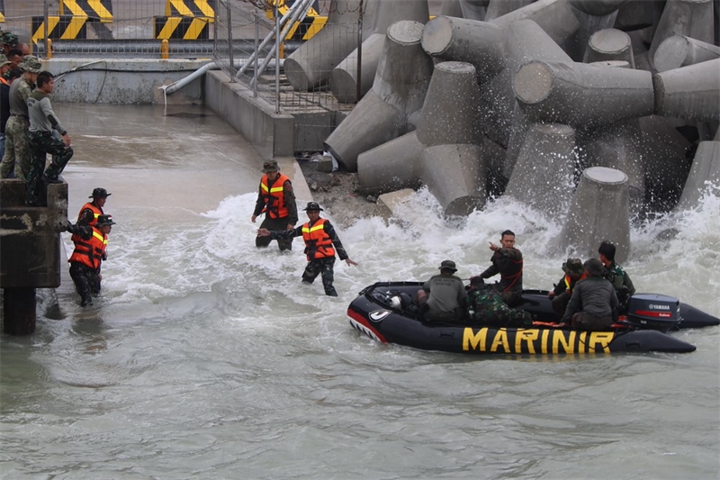 中印尼雙方海軍參演官兵協(xié)力將“落水人員”救上橡皮艇。周宇攝