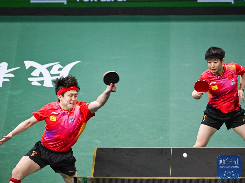 ↑中國隊組合王楚欽（左）/孫穎莎在混雙比賽中。新華社記者 王曦 攝