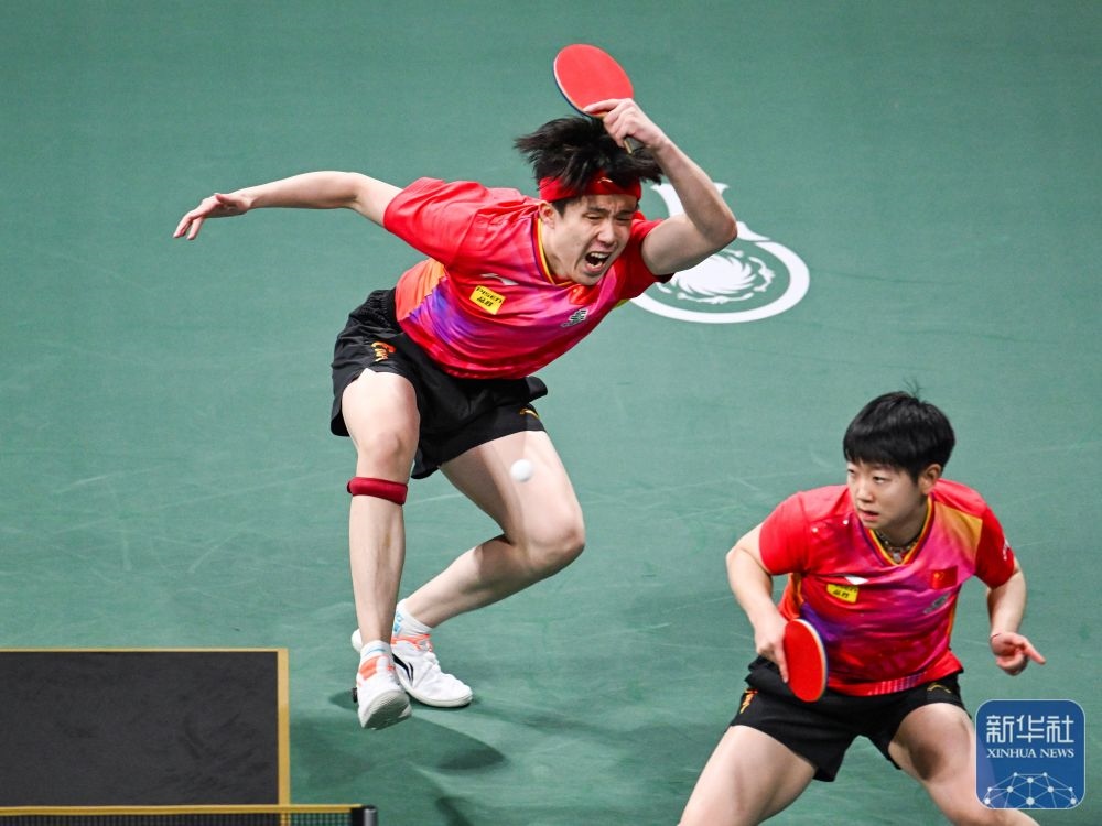 ↑中國隊組合王楚欽（左）/孫穎莎在混雙比賽中。新華社記者 王曦 攝