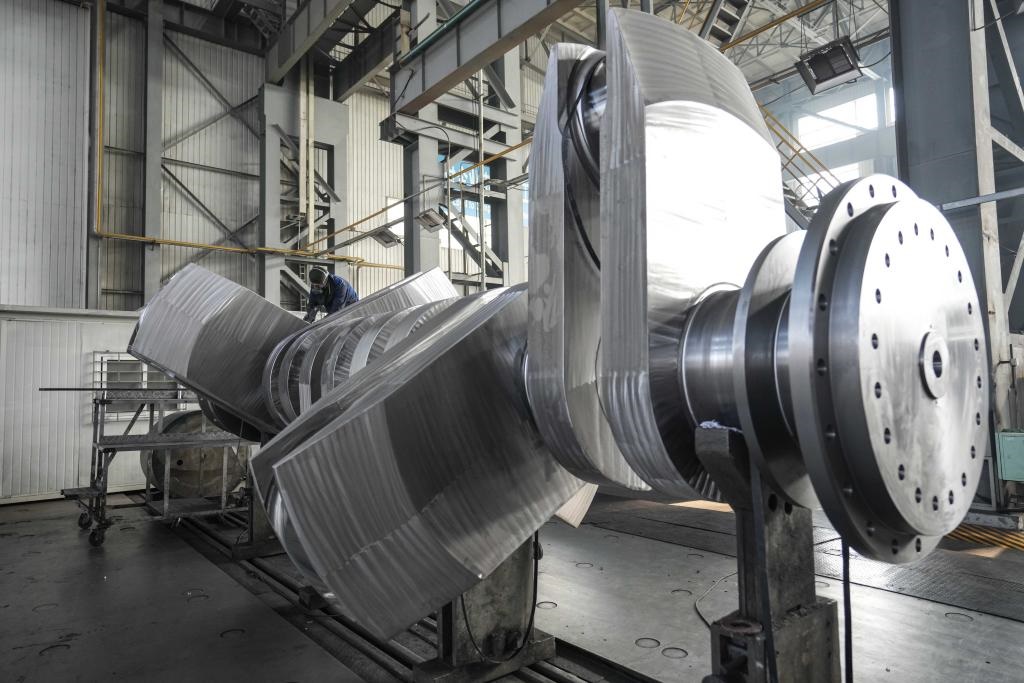 2024年1月11日，工人在大連華銳船用曲軸有限公司加工車間加工產(chǎn)品。新華社記者 潘昱龍 攝